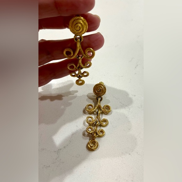 Vintage Gold Tone Rope Twist Dangle Drop Clip on Earrings 2 5/8”, EUC - Picture 10 of 13